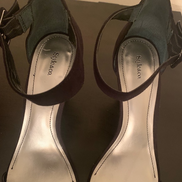 Black  - Open Toe Sandal - Picture 2 of 7